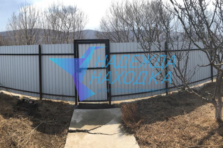 Продается 1/2 жилого дома. п. Козьмино.