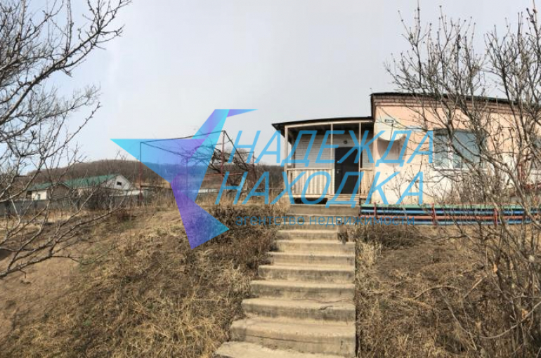 Продается 1/2 жилого дома. п. Козьмино.