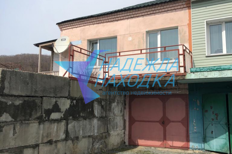 Продается 1/2 жилого дома. п. Козьмино.