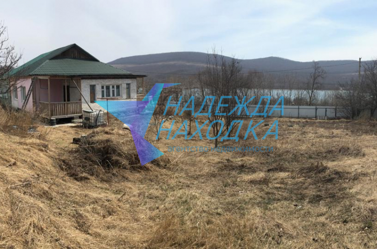 Продается 1/2 жилого дома. п. Козьмино.