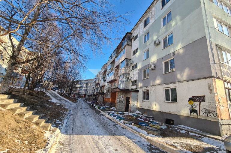 Продажа Двухкомнатная квартира. Врангель.