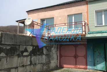 Продается 1/2 жилого дома. п. Козьмино.